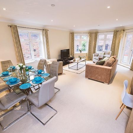 Charming Two Bedroom Apartment With Free Private Parking Leatherhead Exterior foto