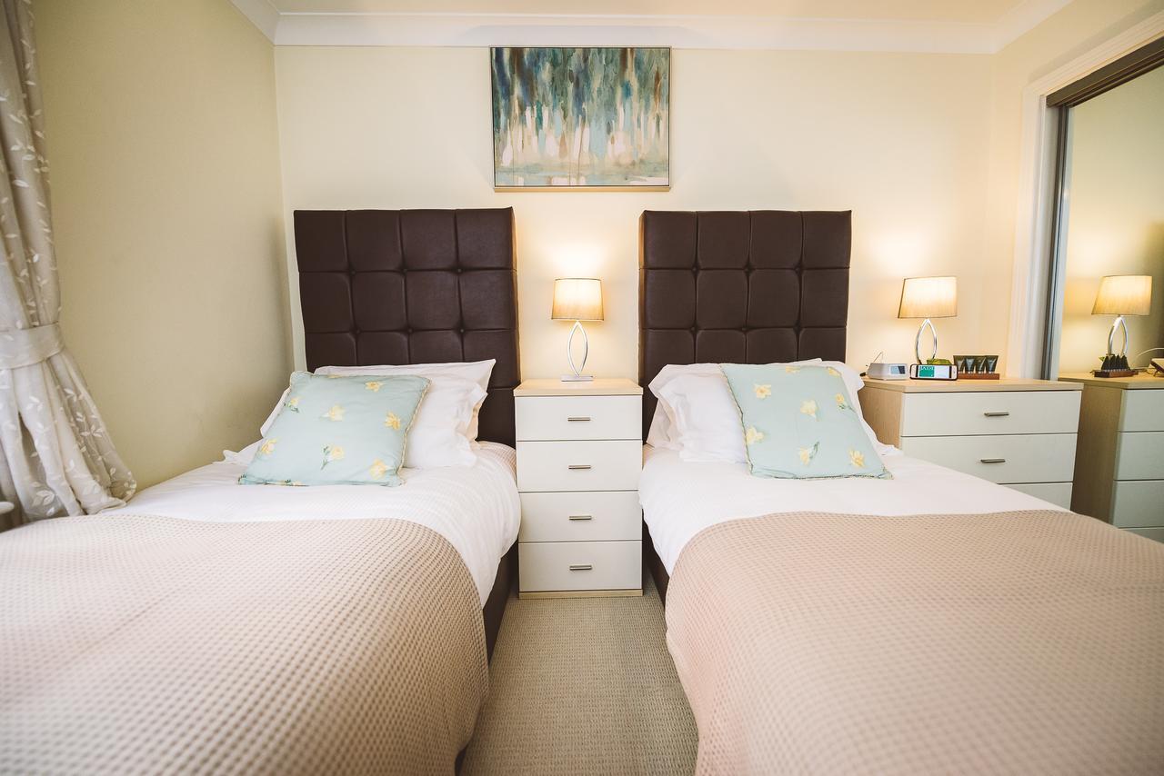 Charming Two Bedroom Apartment With Free Private Parking Leatherhead Exterior foto
