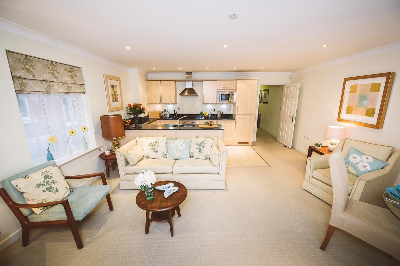 Charming Two Bedroom Apartment With Free Private Parking Leatherhead Exterior foto