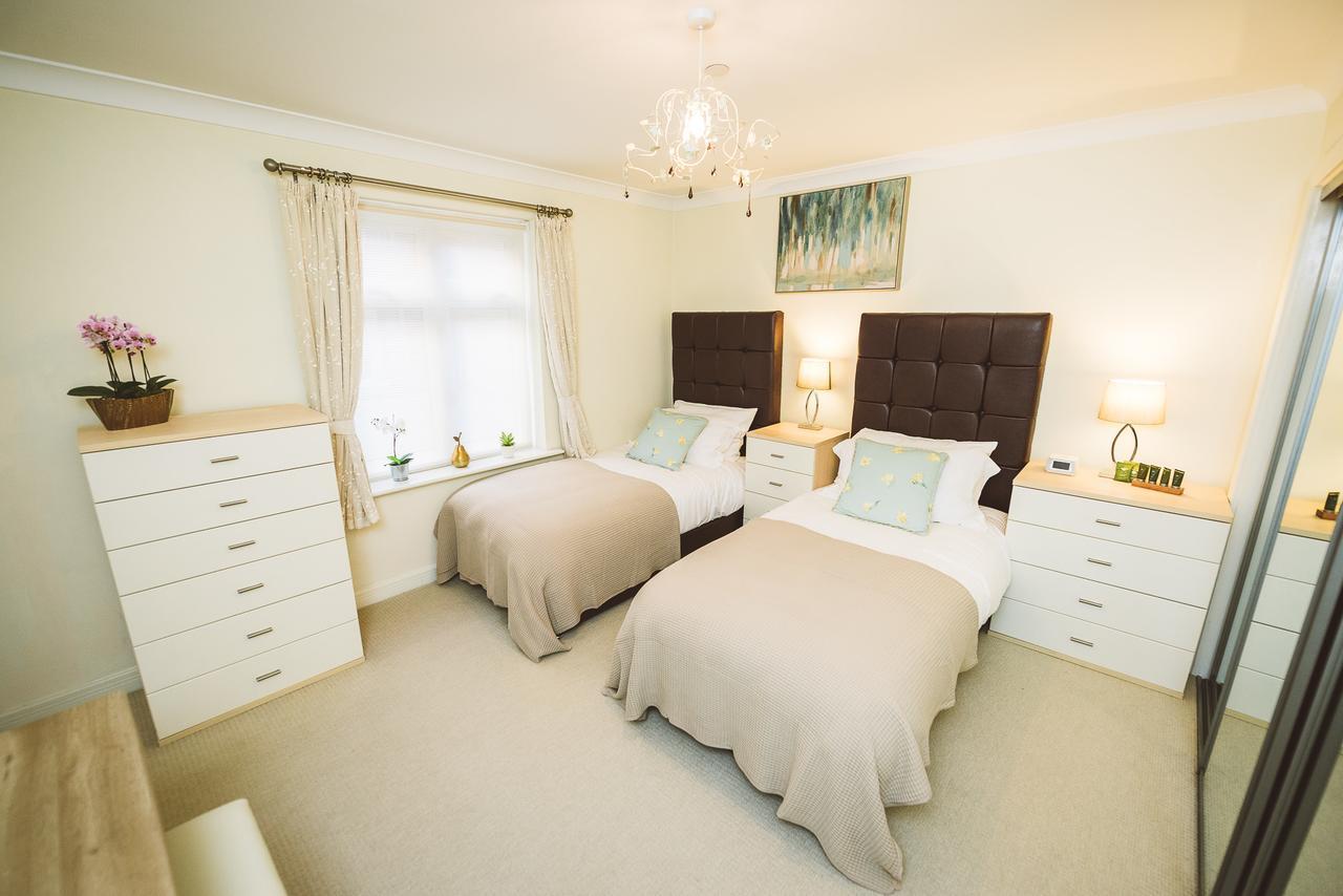 Charming Two Bedroom Apartment With Free Private Parking Leatherhead Exterior foto