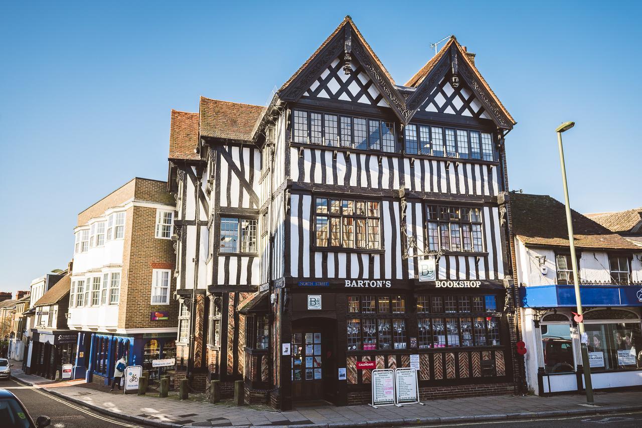 Charming Two Bedroom Apartment With Free Private Parking Leatherhead Exterior foto