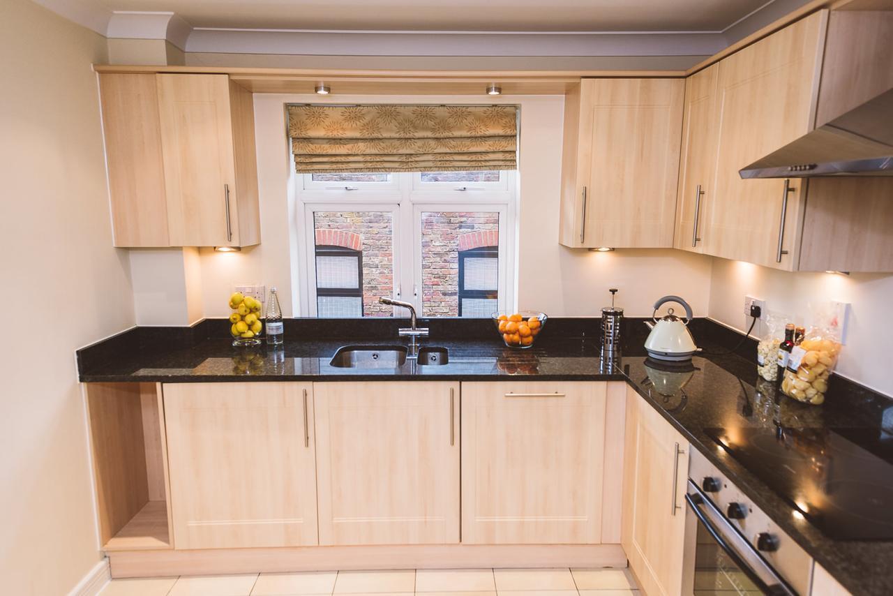 Charming Two Bedroom Apartment With Free Private Parking Leatherhead Exterior foto