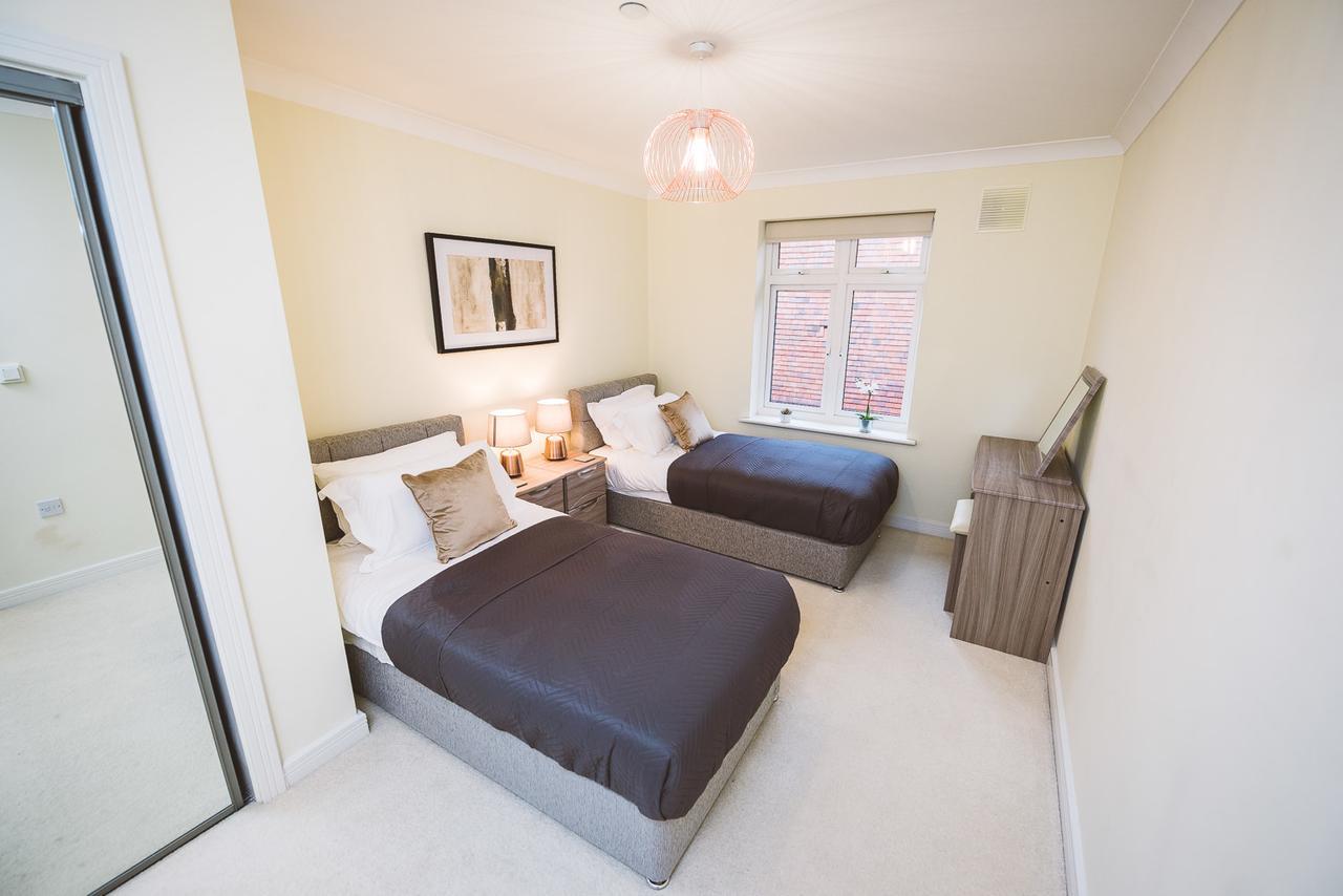 Charming Two Bedroom Apartment With Free Private Parking Leatherhead Exterior foto
