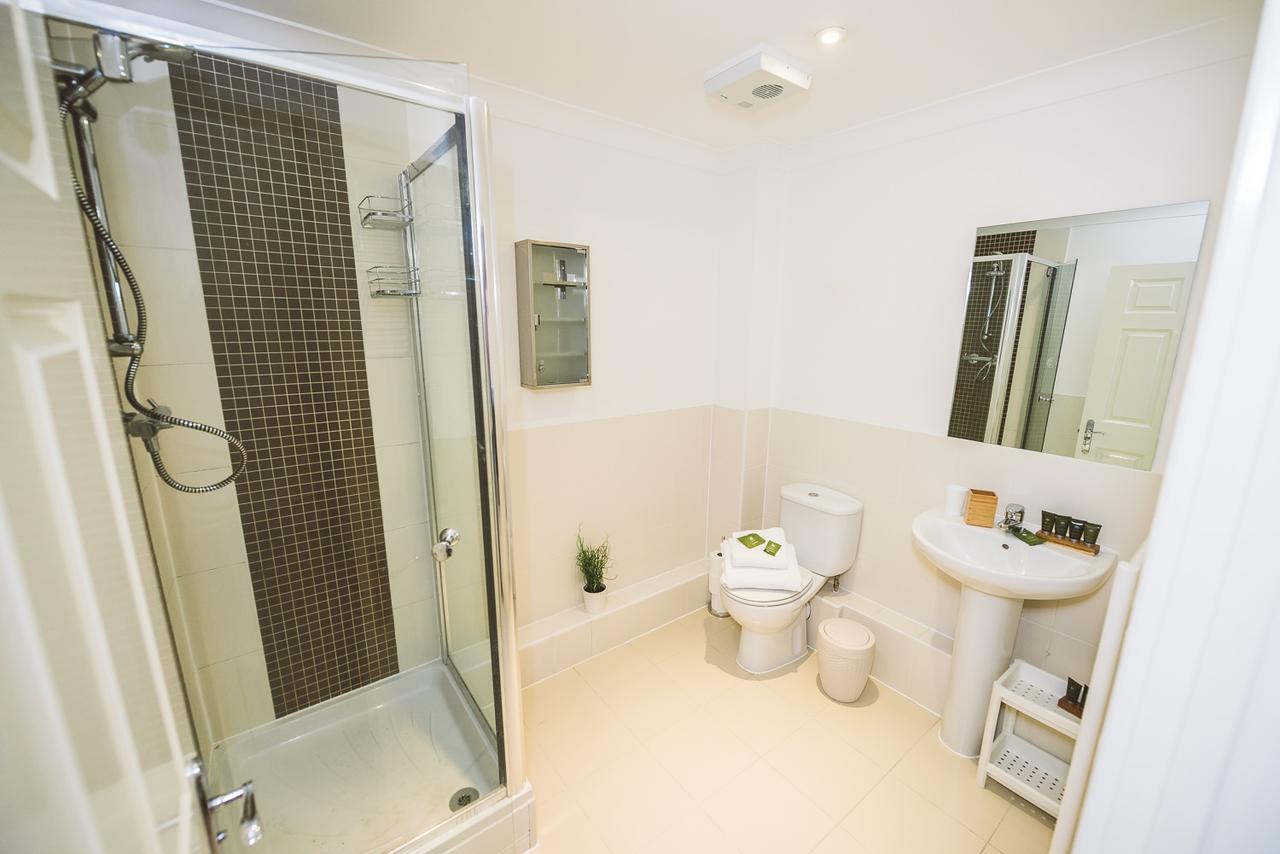 Charming Two Bedroom Apartment With Free Private Parking Leatherhead Exterior foto
