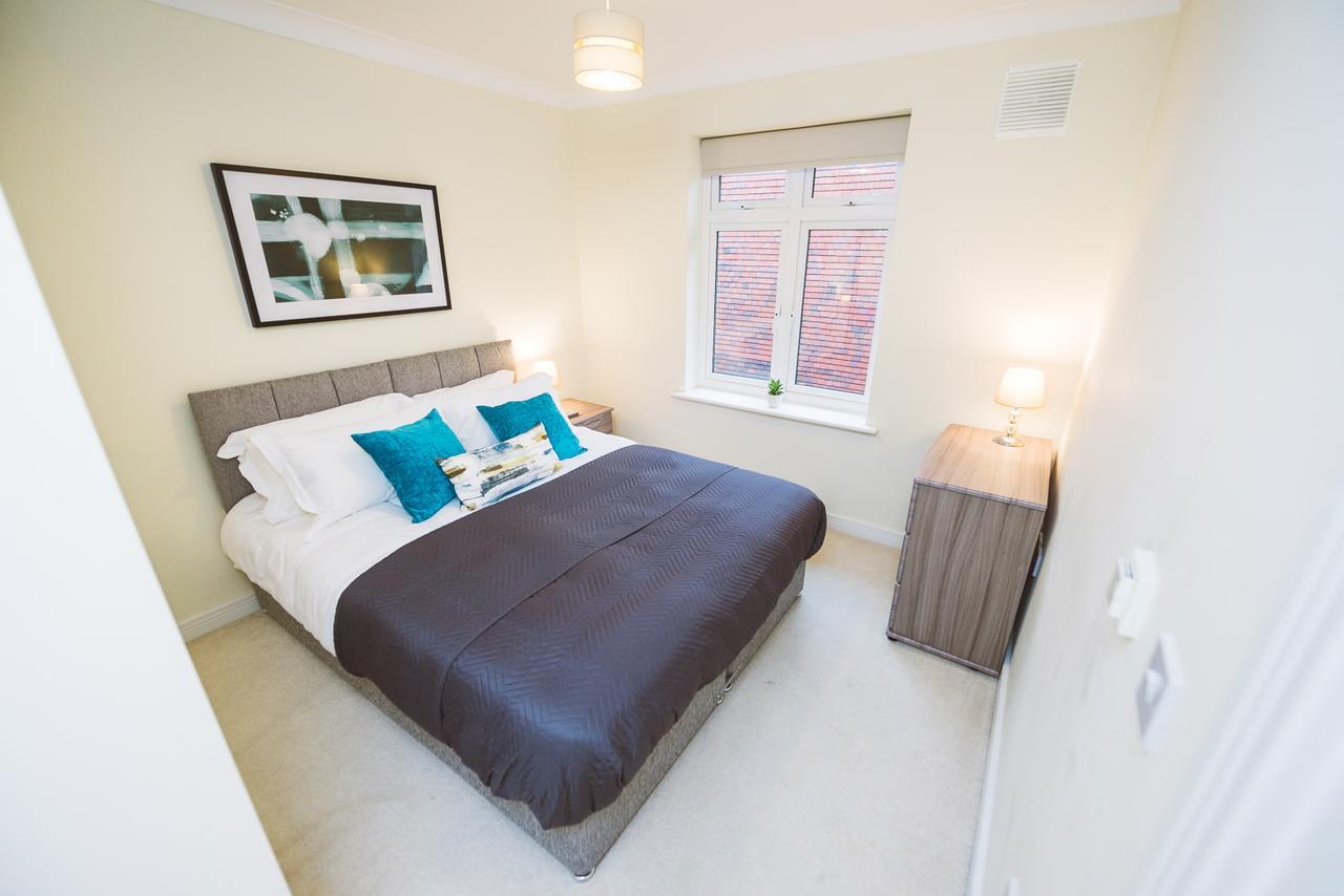 Charming Two Bedroom Apartment With Free Private Parking Leatherhead Exterior foto