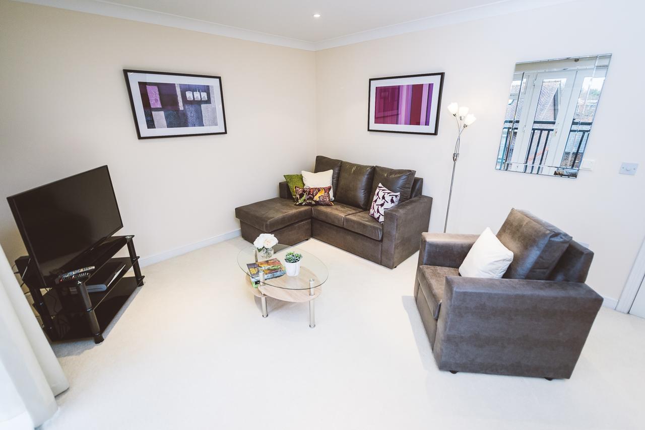 Charming Two Bedroom Apartment With Free Private Parking Leatherhead Exterior foto