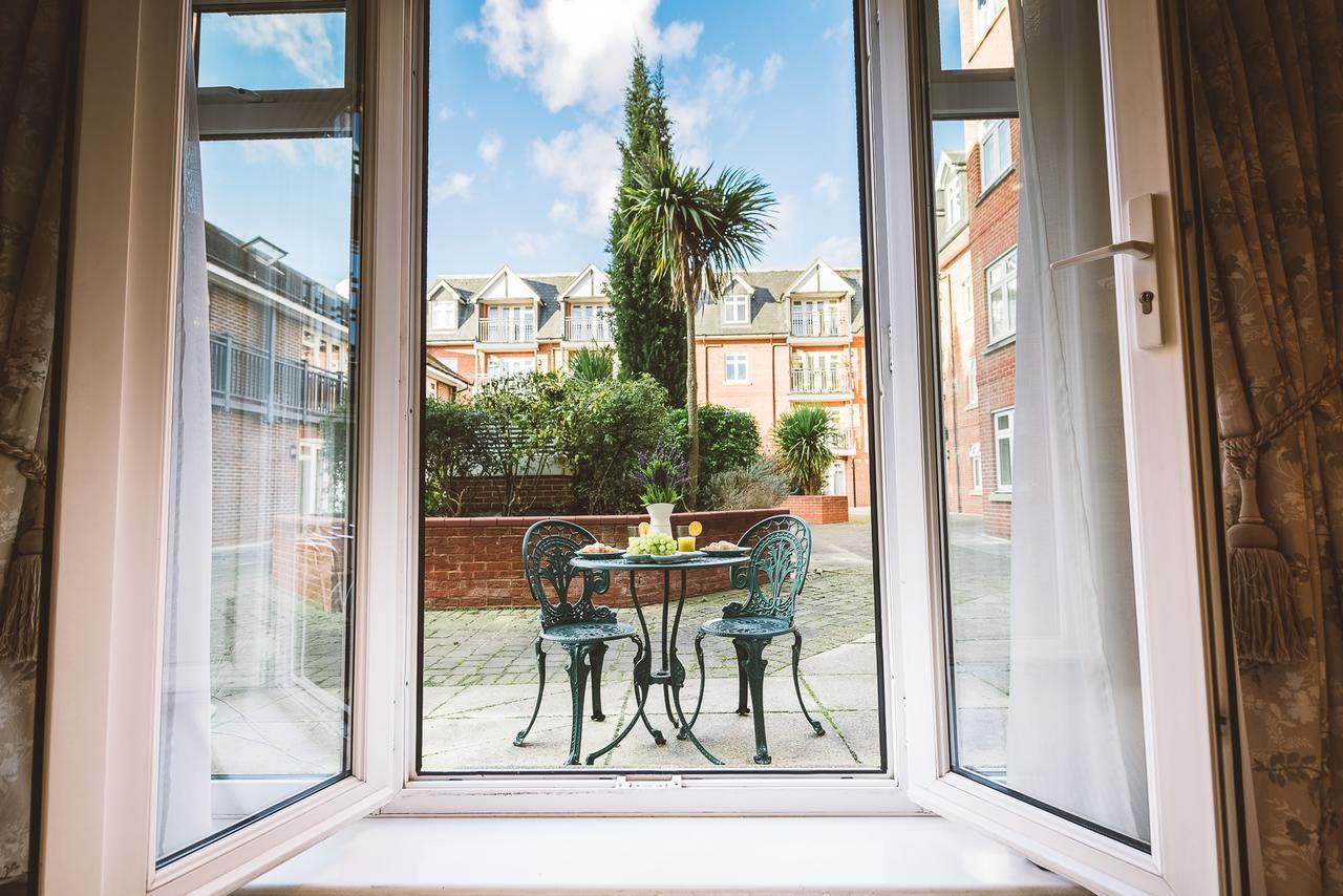 Charming Two Bedroom Apartment With Free Private Parking Leatherhead Exterior foto