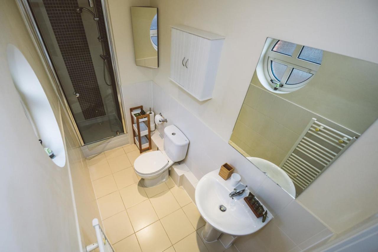 Charming Two Bedroom Apartment With Free Private Parking Leatherhead Exterior foto