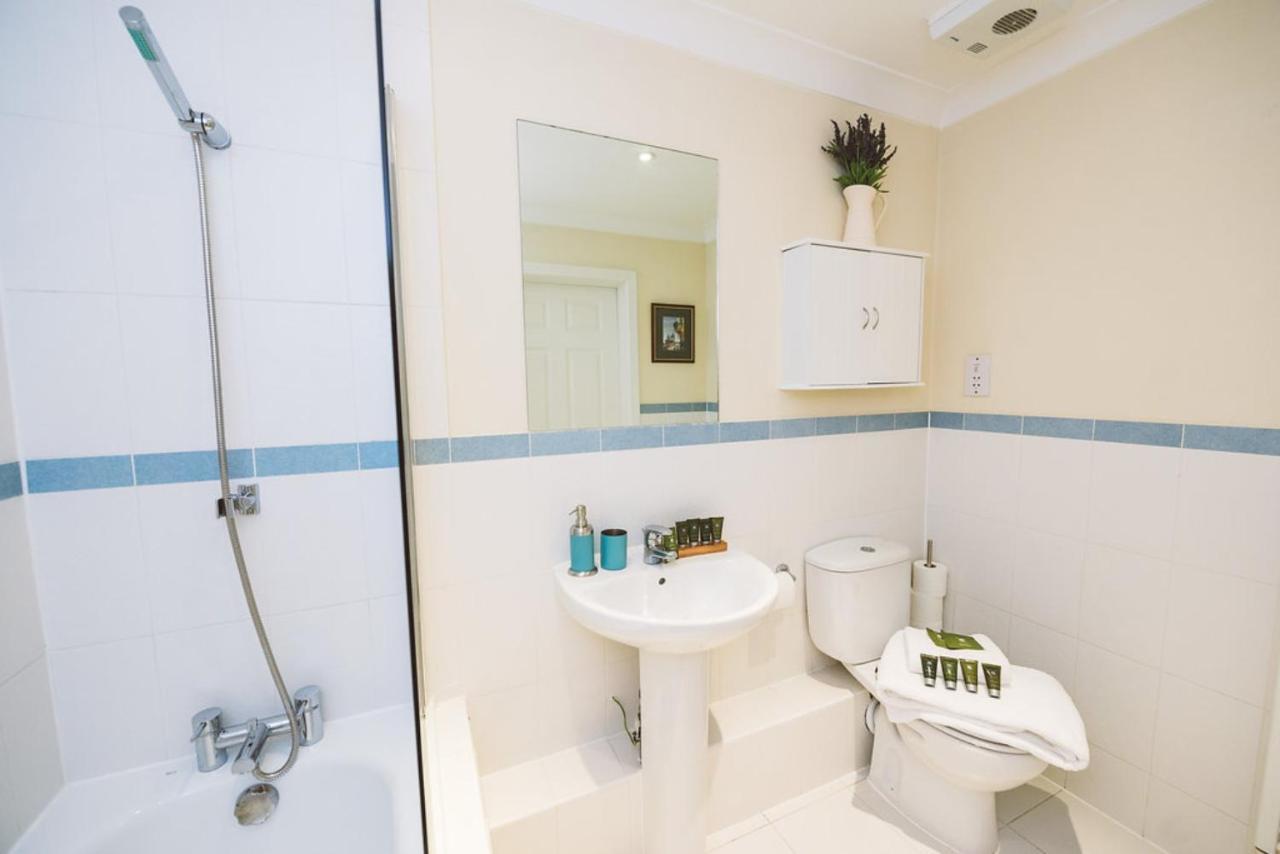 Charming Two Bedroom Apartment With Free Private Parking Leatherhead Exterior foto